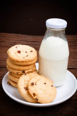 kurabiye ve şişe süt ahşap tablo