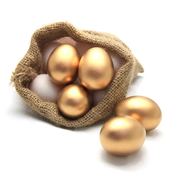 Золоте яйце в полотні мішок — стокове фото