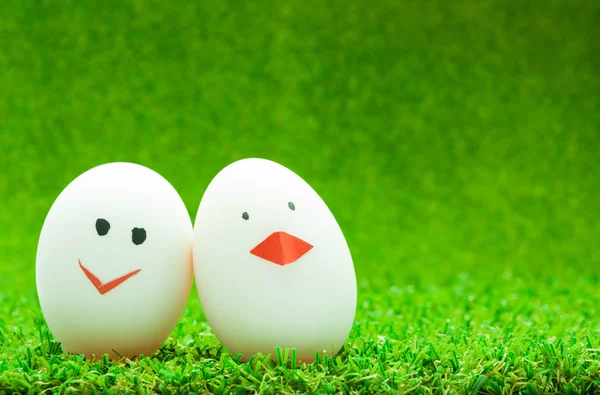 Dvě vejce na zeleném pozadí — Stock fotografie
