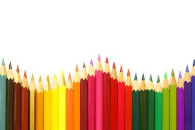 Beyaz arkaplanda izole edilmiş renkli kalemler