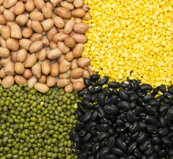 緑色の豆の剥離する樹皮、緑豆、黒豆とピーナッツ — ストック写真