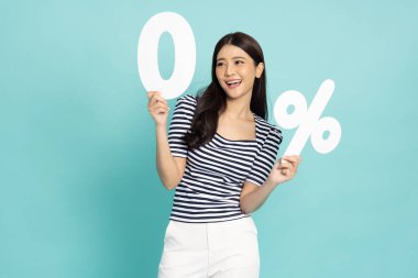 Asyalı kadın portresi açık yeşil arka planda% 0 ya da% 0 oranında izole edilmiş.