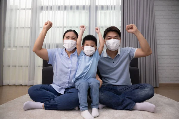 Família Asiática Usando Máscara Médica Protetora Para Prevenir Vírus Covid — Fotografia de Stock