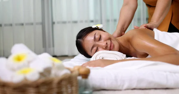 Young Asian Woman Receiving Oil Massage Her Back Spa Salon — Stock Photo, Image