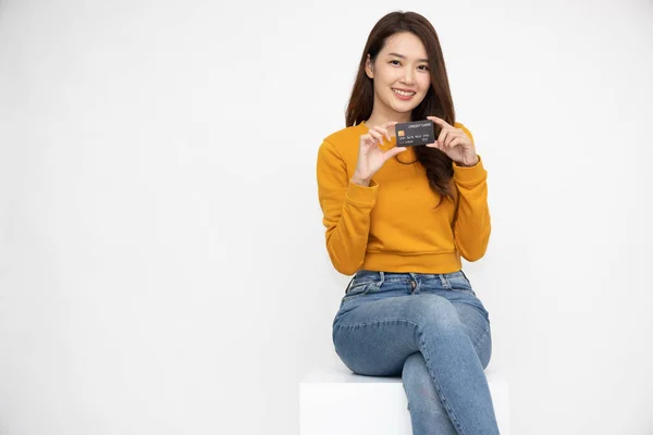 Young Beautiful Asian Woman Smiling Showing Presenting Credit Card Making — Stock Photo, Image