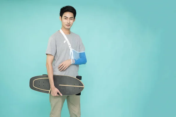 Ung Asiatisk Man Sätta Mjuk Spjäla Grund Bruten Arm Grund — Stockfoto