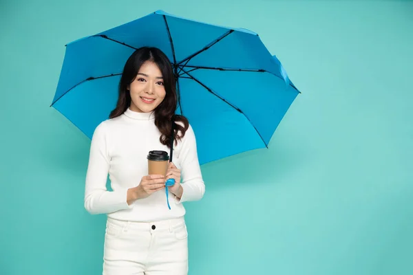 Young Happy Asian Woman Holding Blue Umbrella Hot Coffee Cup — 스톡 사진