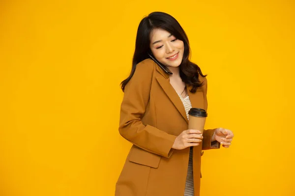 Glad Ung Asiatisk Affärskvinna Talar Telefon Och Håller Varm Kaffekopp — Stockfoto