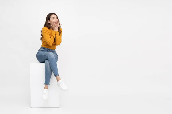 Retrato Mujer Asiática Gritando Emocionada Sentada Caja Blanca Aislada Sobre —  Fotos de Stock