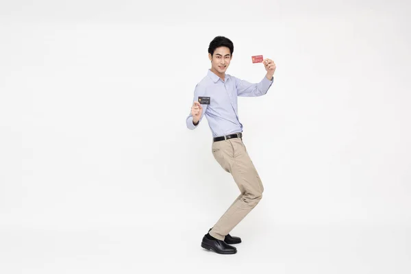 Joven Hombre Asiático Sonriendo Mostrando Presentando Tarjeta Crédito Para Hacer — Foto de Stock