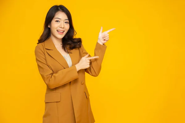 Young Beautiful Asian Businesswoman Yellow Suit Smiling Pointing Empty Copy — 스톡 사진