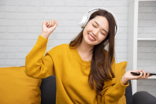 Retrato Una Joven Mujer Asiática Feliz Escuchando Música Con Auriculares —  Fotos de Stock