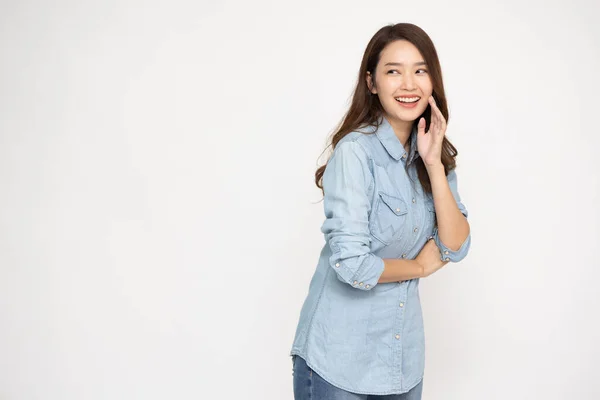 Retrato Animado Feliz Jovem Asiático Mulher Vestindo Camisa Jean Isolado — Fotografia de Stock