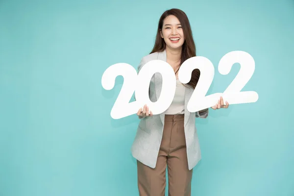 Atraente Bela Empresária Asiática Segurando 2022 Números Isolados Fundo Verde — Fotografia de Stock