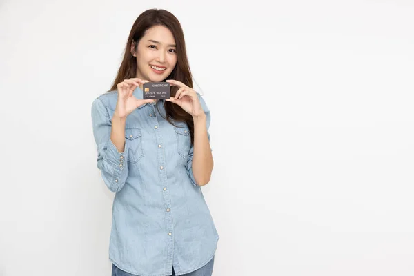 Joven Hermosa Mujer Asiática Sonriendo Mostrando Presentando Tarjeta Crédito Para —  Fotos de Stock