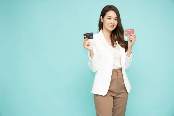 Genç Güzel Asyalı Bir Kadın Gülümseyerek Göstererek Kredi Kartı Sunarak — Stok fotoğraf