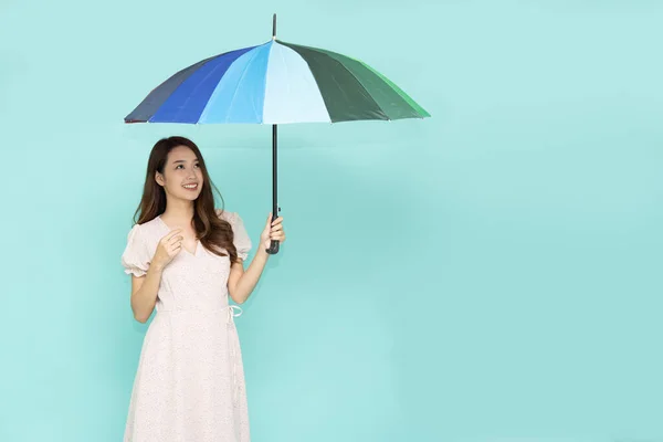 Молодая Азиатка Держит Зонтик Стоящий Изолированно Зеленом Фоне — стоковое фото