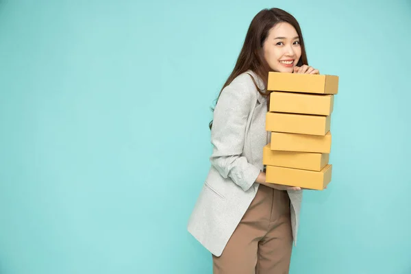 Mujer Negocios Asiática Feliz Traje Que Sostiene Caja Del Paquete —  Fotos de Stock