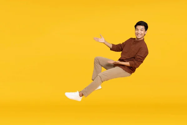 Glad Glad Glad Ung Asiatisk Man Flyter Luften Isolerad Gul — Stockfoto