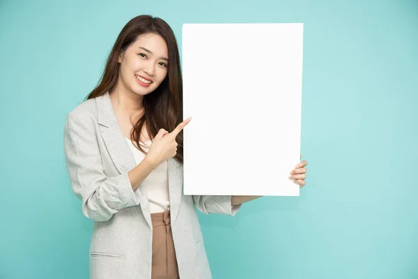 Азиатская Деловая Женщина Указывая Держа Пустой Белый Рекламный Щит Изолированы — стоковое фото