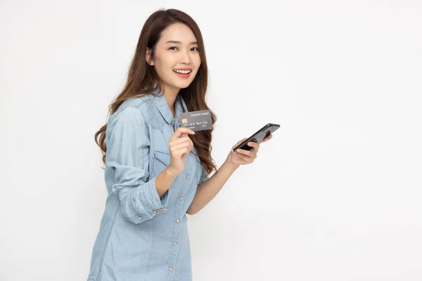 Jovem Mulher Asiática Feliz Usando Cartão Crédito Aplicativo Line Smartphone Imagem De Stock