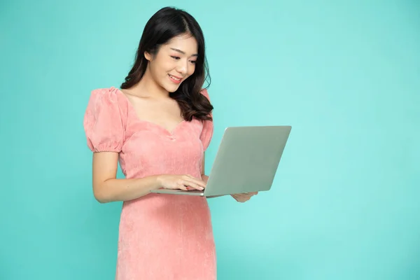 Young Asian Business Woman Using Laptop Computer Hand Isolated Green lizenzfreie Stockfotos