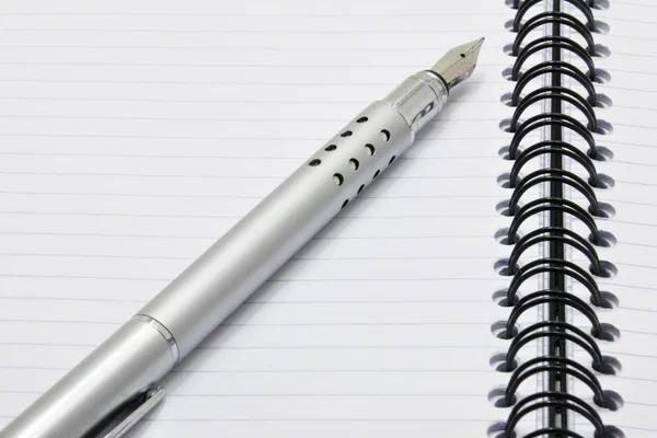 Metal ink pen and notepad — Stock Photo, Image