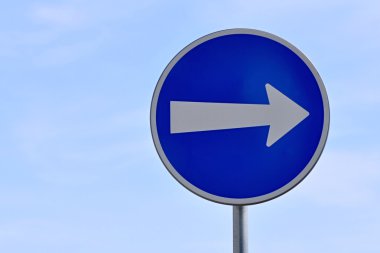 trafik işareti gösteren yönünü