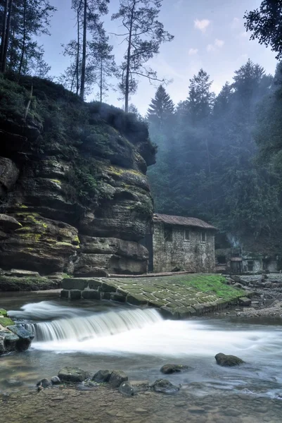 Vecchio mulino Dolsky con fiume Kamenice — Foto Stock