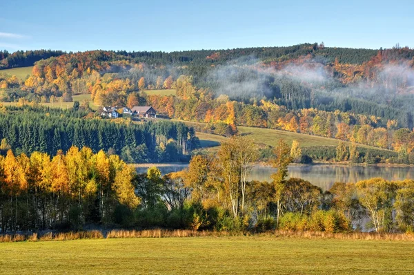 Jesienny krajobraz z mgłą — Zdjęcie stockowe