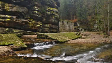 kamenice Nehri ile eski değirmen