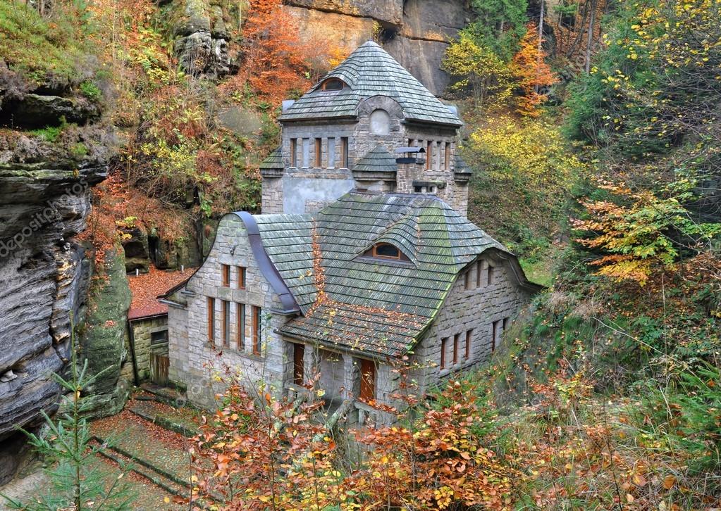 Cabaña familia Eire [en bosque de Dean] Depositphotos_34836061-stock-photo-fairytale-house