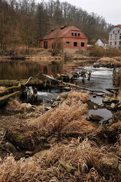 Ett gammalt hus vid floden — Stockfoto