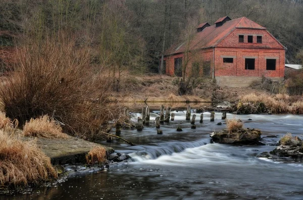 Старый дом на реке — стоковое фото