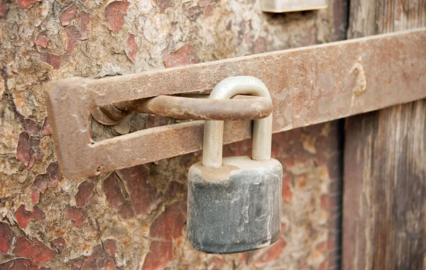Porta velha e fechadura — Fotografia de Stock