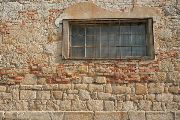 古い石造りの壁と下落 — ストック写真