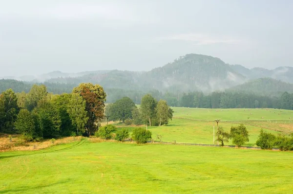 Piękny Mglisty Jesienny Krajobraz Czeskiej Szwajcarii — Zdjęcie stockowe