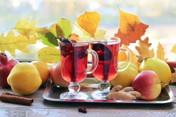 Κρασί Βιολογικά Φρούτα Φύλλα Φθινοπώρου Μπαχαρικά Ξύλινο Τραπέζι Στο Φόντο — Φωτογραφία Αρχείου