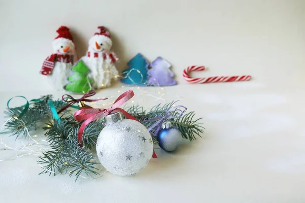 Spielzeug Schneemänner Weihnachtsdekoration Beleuchtung Auf Hellem Hintergrund Das Konzept Der — Stockfoto