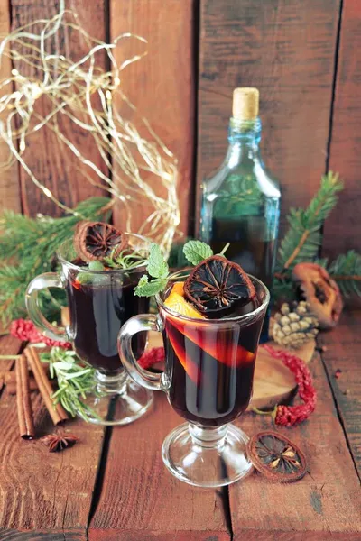 Traditionele Kerstdrank Bekers Met Glühwein Specerijen Sparren Takken Rozemarijn Een — Stockfoto