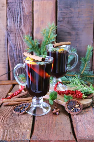 Geleneksel Noel Içeceği Sıcak Şarap Baharat Ladin Dalları Ahşap Arka — Stok fotoğraf