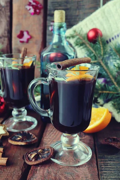 Copos Com Vinho Quente Decorações Natal Ramos Abeto Fundo Madeira — Fotografia de Stock