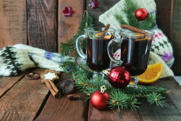 Bekers Met Glühwein Kerstversiering Dennentakken Een Houten Achtergrond Het Concept — Stockfoto