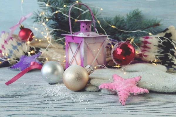 クリスマスの装飾 ボール トウヒの枝 燃えるろうそくの提灯 背景に木 新年の挨拶 はがきの概念 — ストック写真