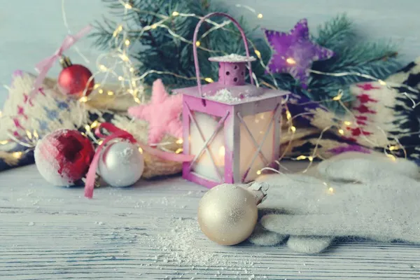 圣诞装饰品 云杉枝条 点着蜡烛的灯笼 背景是木制的 新年祝福的概念 明信片 — 图库照片