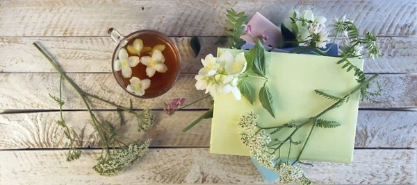 Jasmintee Bücherstapel Mit Frischen Wildblumen Lesezeichen Auf Holztisch Lernkonzept Alternative — Stockfoto