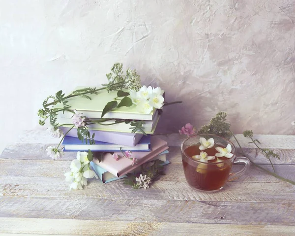 Jasmintee Bücherstapel Mit Frischen Wildblumen Lesezeichen Auf Holztisch Lernkonzept Alternative — Stockfoto