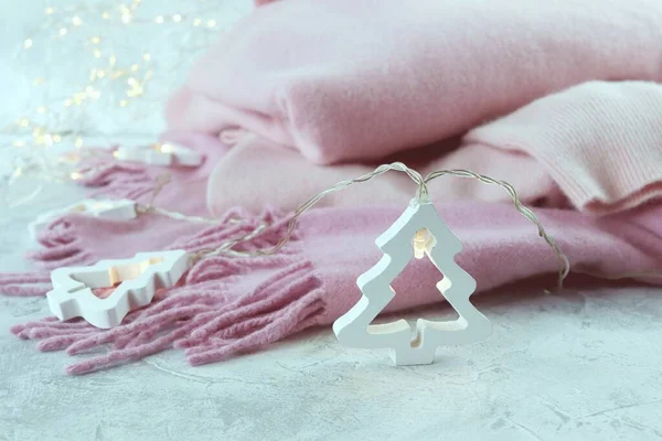 Rosa Kashmir Produkter Dekorerade Med Jullyktor Ljus Bakgrund Begreppet Vinter — Stockfoto