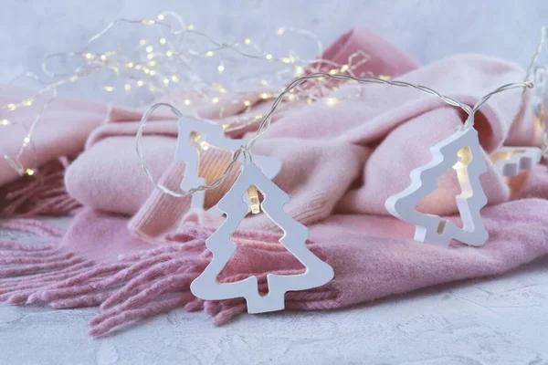 Rosafarbene Kaschmir Produkte Sind Mit Weihnachtslaternen Dekoriert Auf Hellem Hintergrund — Stockfoto