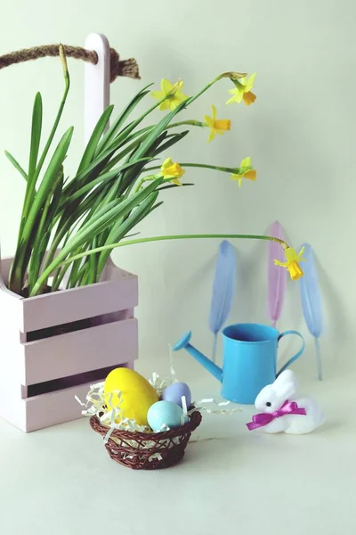 Пасхальные Яйца Весенние Растения Игрушечных Зайцев Светлом Фоне Домашняя Отделка — стоковое фото
